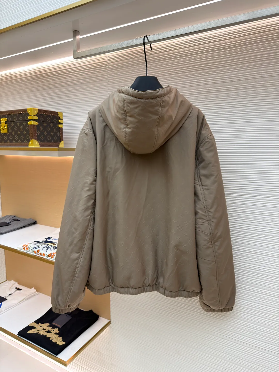 LOUIS VUITTON gravure embossed cotton clothing ●Original version: 26100 purchased and developed ●Item number: 1681593-C95 ●Fabric: polyester fiber fabric ●Technology: embossed production ●Color: khaki ●Version: fitted version ●Weight: about 575 grams ●Size: XS-S-M-L ●Description: This hooded windproof jacket renews the classic jacket design on the 2025 spring and summer show, with an all-over embossed pattern dipped in elegant tones. Lightly padded and silky lined for added comfort, it adds a modern edge to everyday looks. The overall wiring is straight and delicate, the fabric is comfortable and soft, and the color is consistent without color difference. It can be matched with the same style to create a fashionable look and control various occasions. Customized accessories, complete with three standards, same style for men and women!